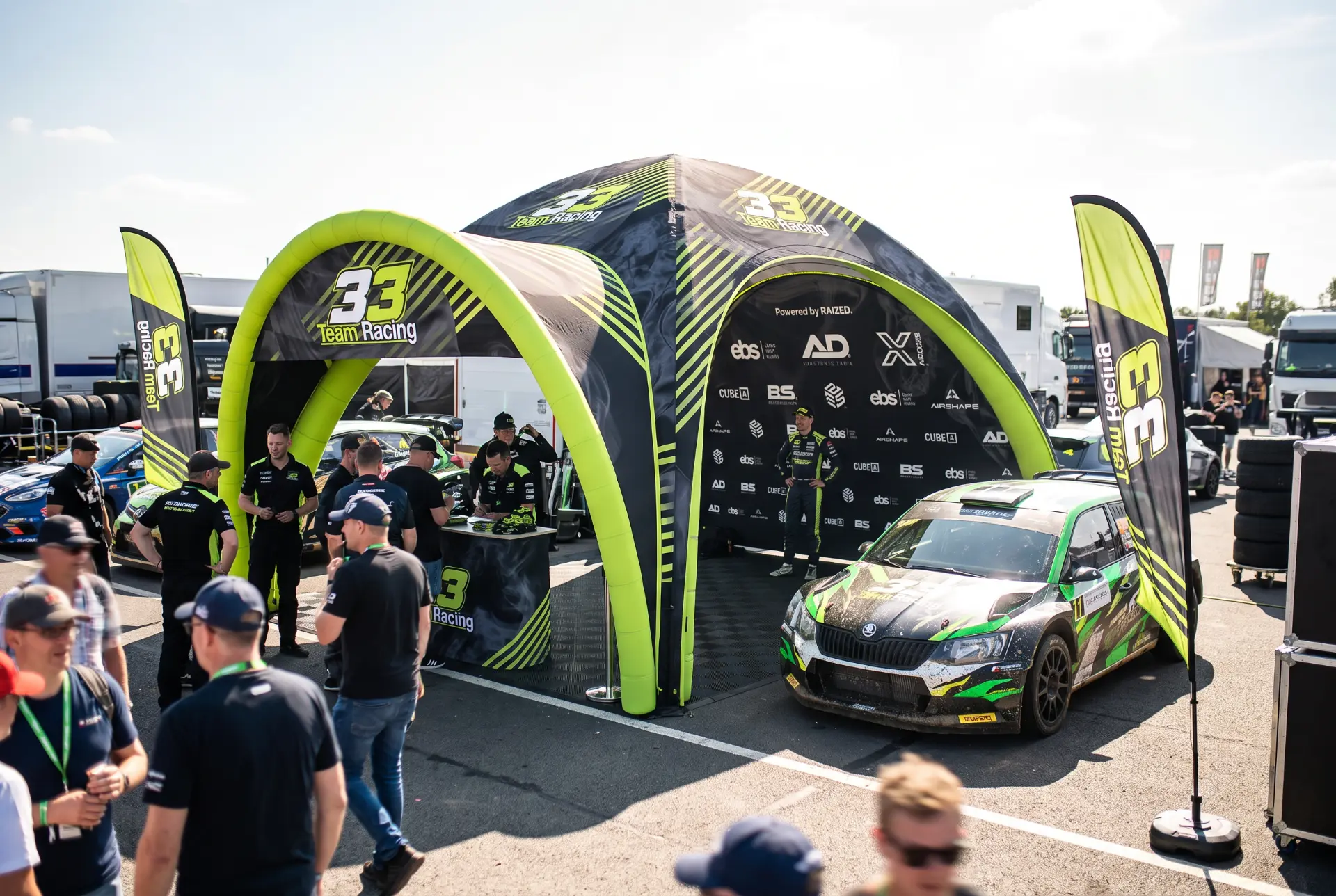Dezelfde setup met de logo's van supporters en sponsoren
